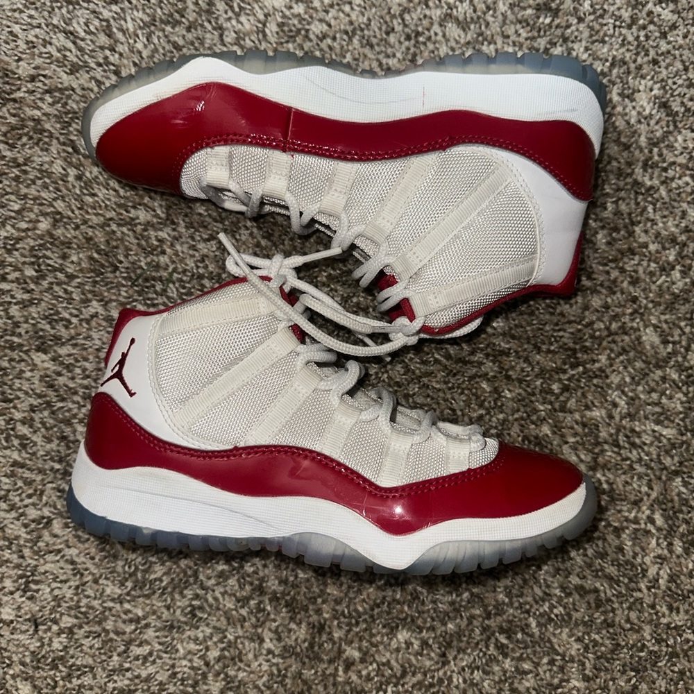 Air Jordan Retro Cherry 11s 🍒
Red, preowned but in new condition
Size 3 Youth